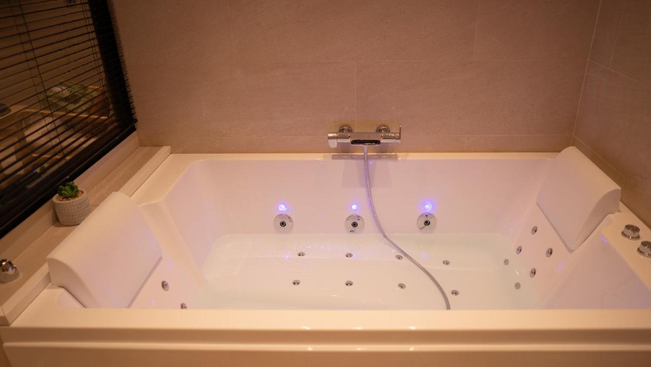 Suite De Luxe Jacuzzi Balneo,King Size Bed Collobrières Exterior foto